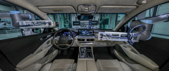 현대·기아자동차 생산기술개발센터에서 전장집중검사 시스템을 실제 차량에 시험하는 모습. <현대·기아자동차 제공>